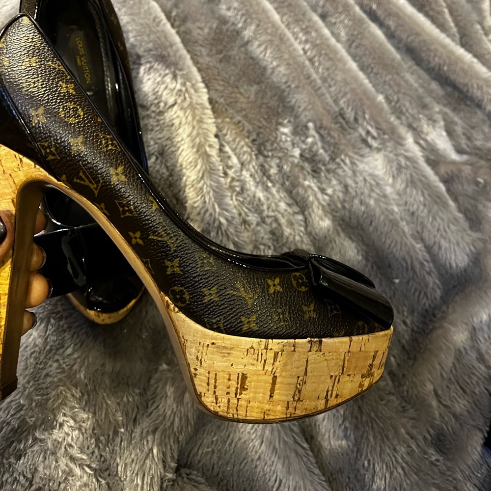 Womens size 38 Louis Vuitton peep toe cork heel with bow pump